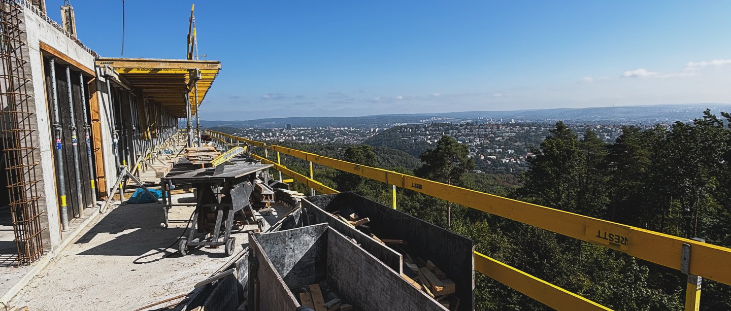 pohled na rozestavěnou budovu