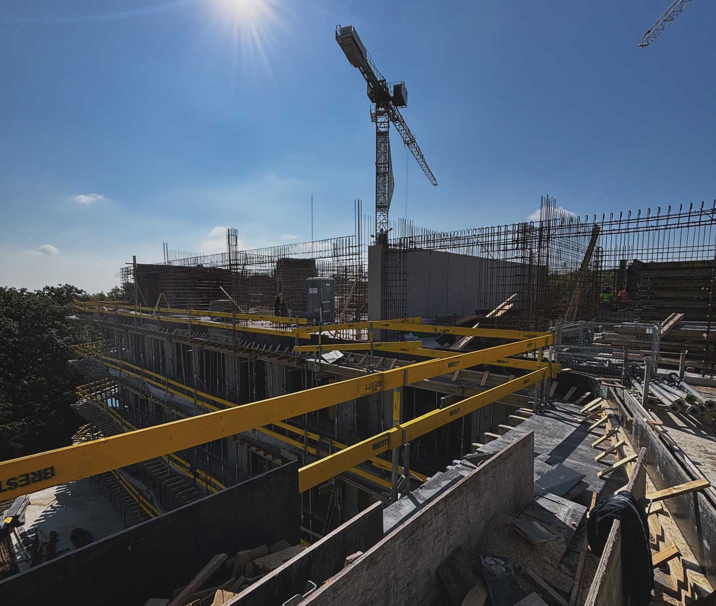 pohled na rozestavěnou budovu