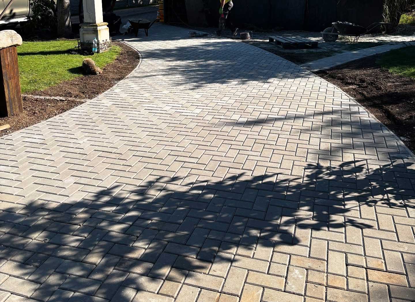 pohled na zámkovou dlažbu