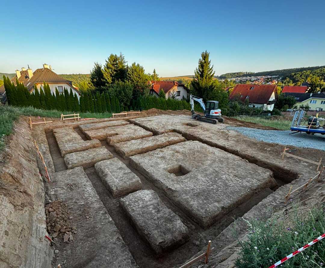 pohled na pozemek a bagr