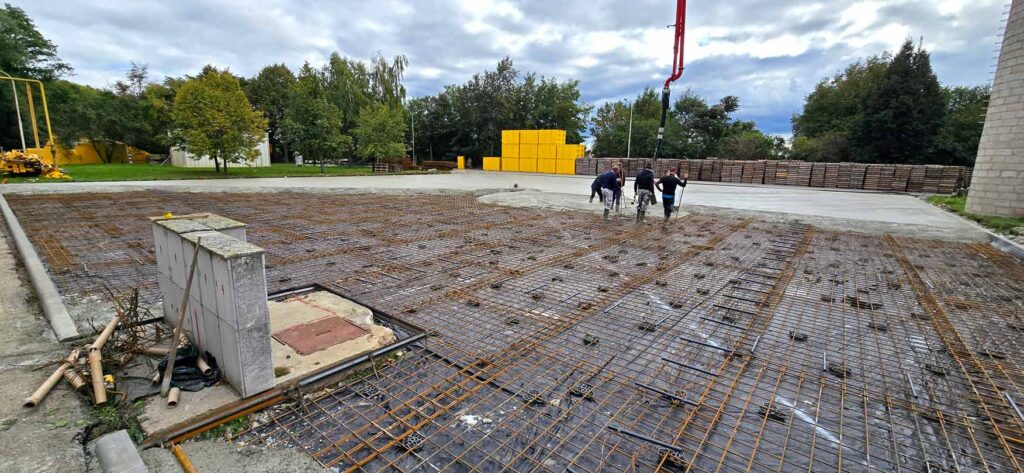 Příprava armované plochy před betonáží v průmyslovém areálu.