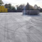 Dokončená betonová zpevněná plocha v průmyslovém areálu.