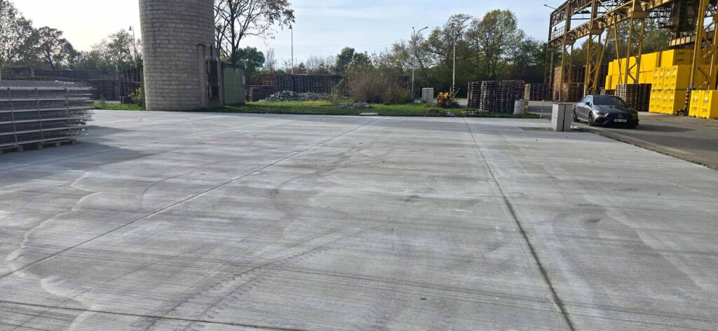 Čerstvě vybetonovaná průmyslová plocha během realizace.