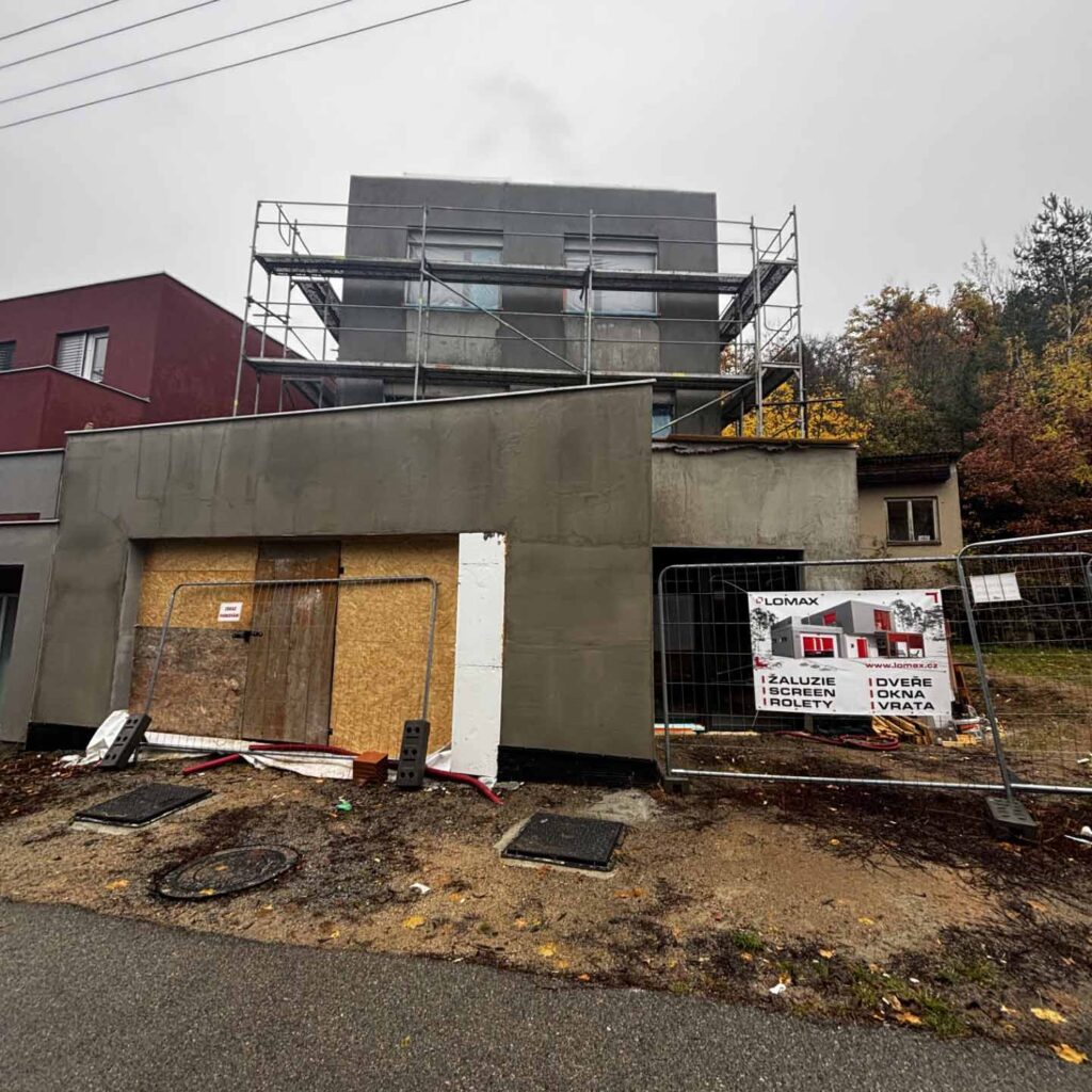 Rozestavěný rodinný dům s lešením a hrubou fasádou