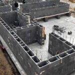 Hrubá stavba rodinného domu z betonových tvárnic.