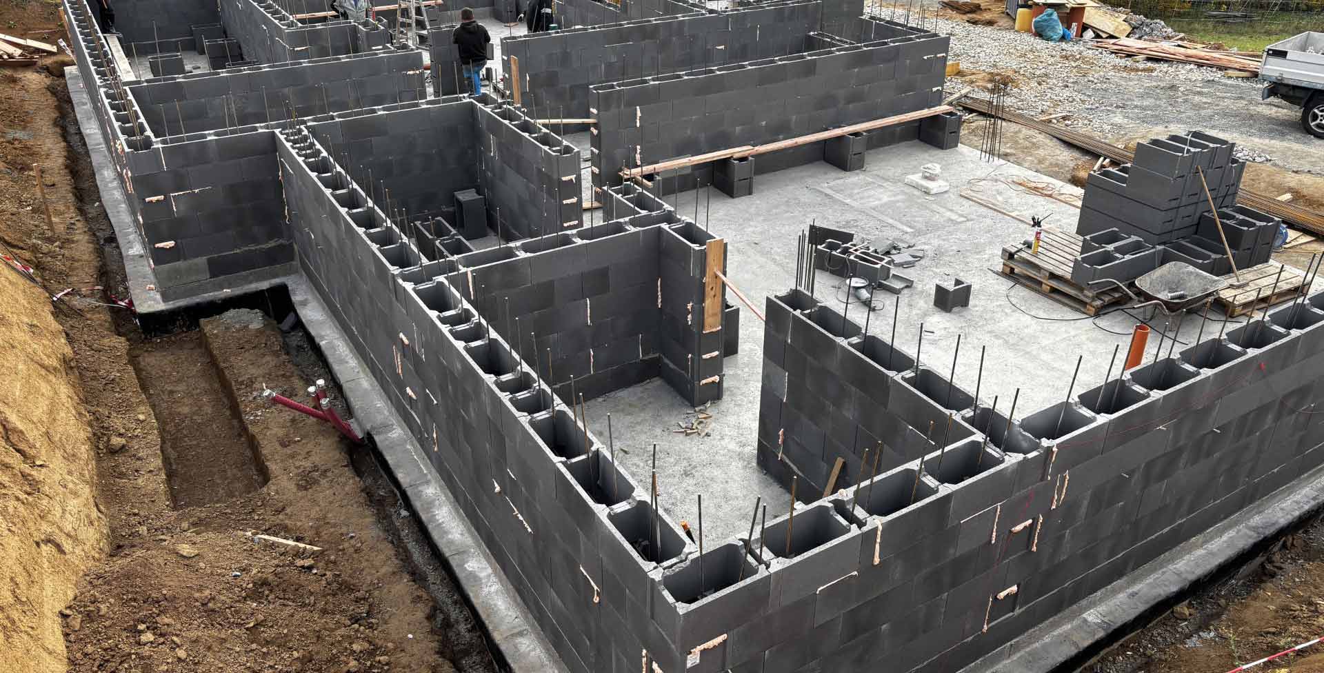 Hrubá stavba rodinného domu z betonových tvárnic.