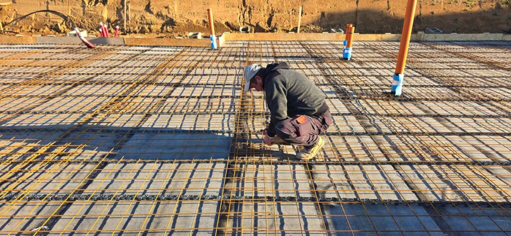 Příprava armování základové desky před betonáží.