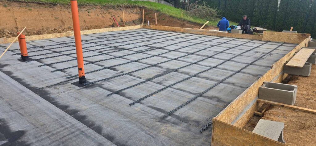 Izolace a příprava základové desky rodinného domu.