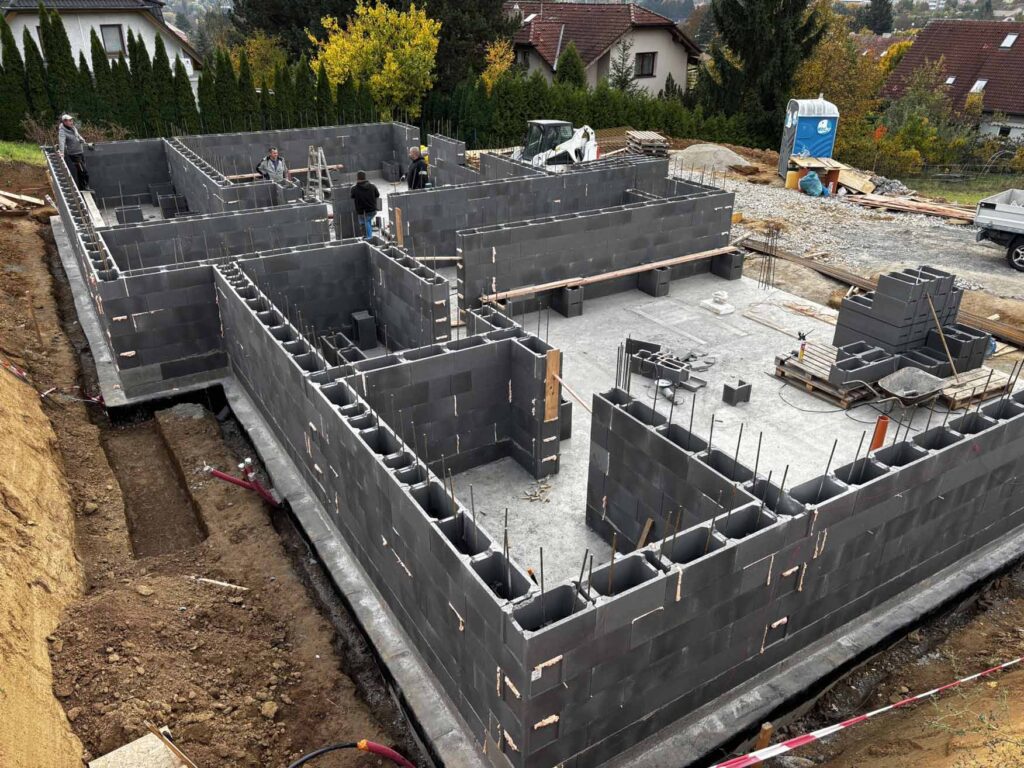 Hrubá stavba rodinného domu z betonových tvárnic.