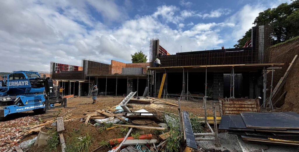 Monolitická hrubá stavba rodinných domů v Neslovicích.