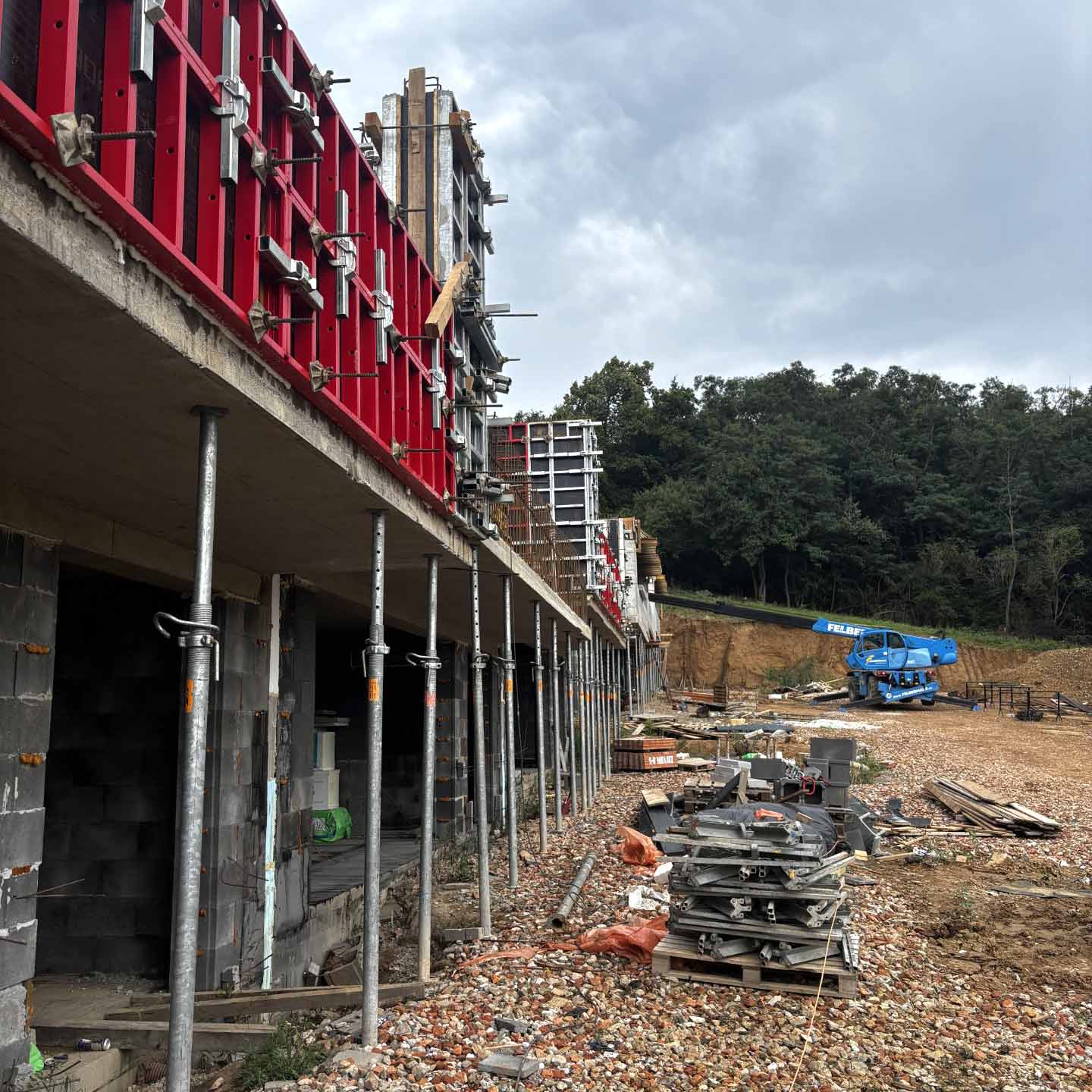 Detail bednění a podepření stropní konstrukce při výstavbě.