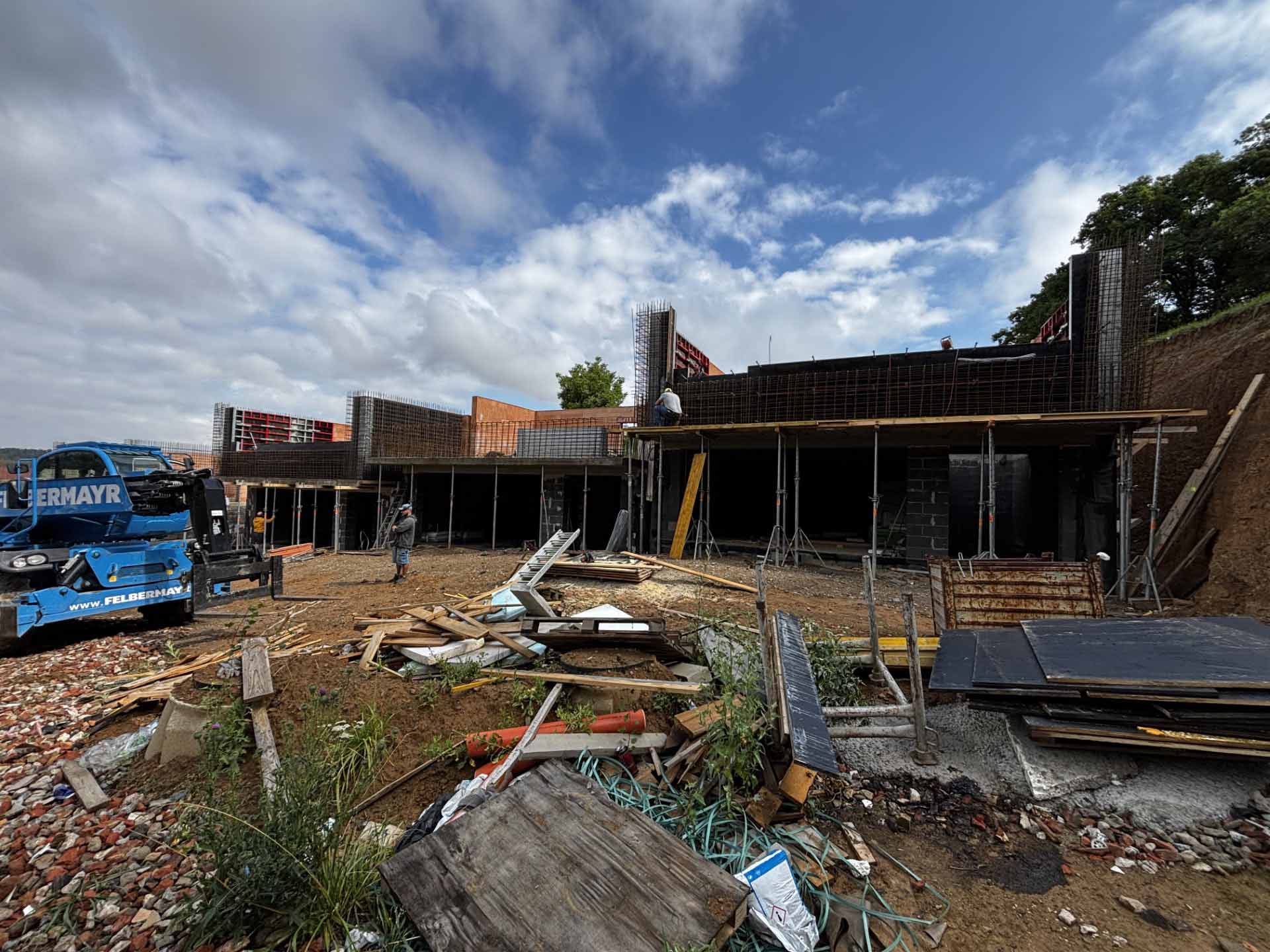 Monolitická hrubá stavba rodinných domů v Neslovicích.